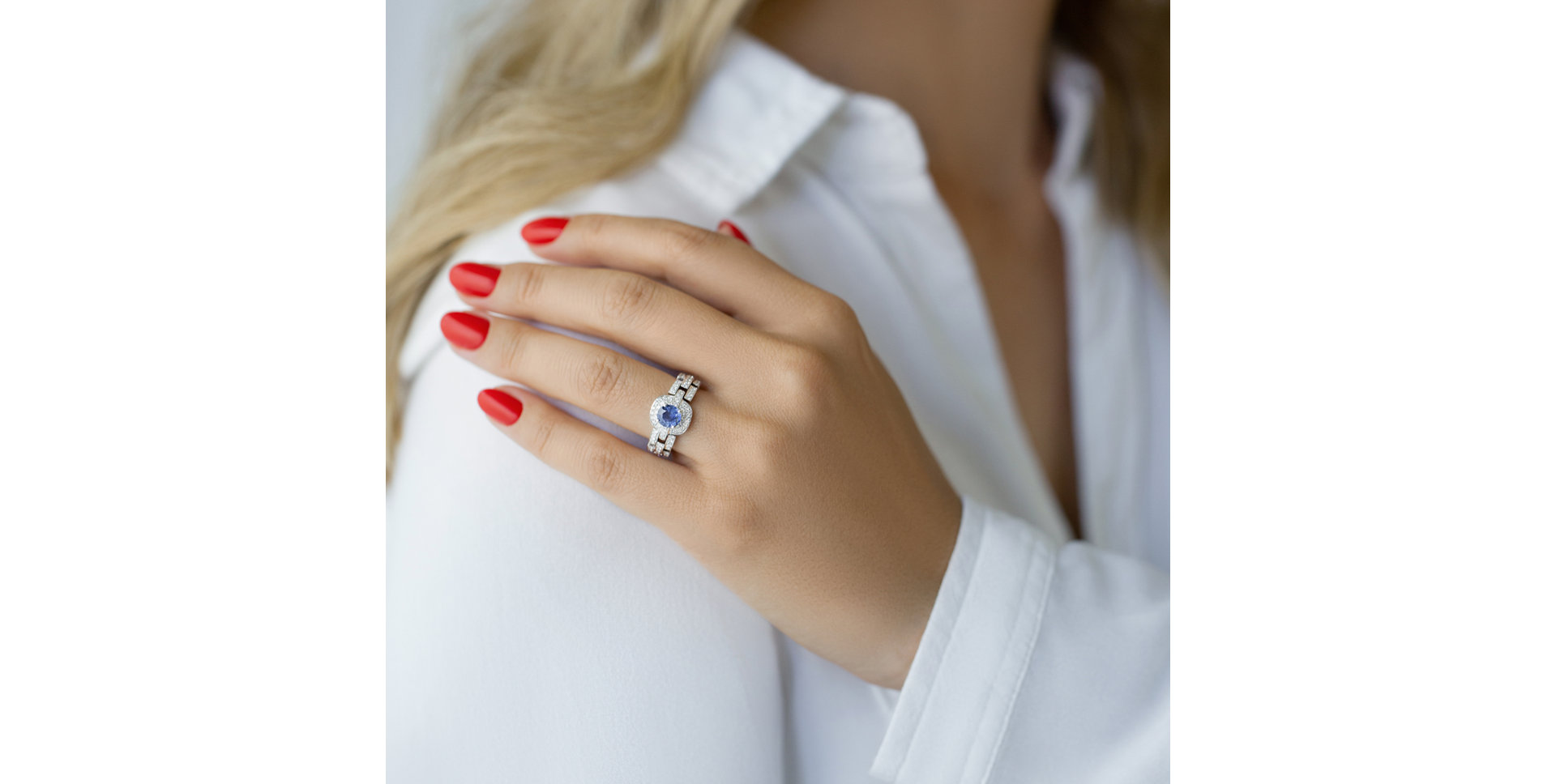 Diamond ring with Sapphire Nichele