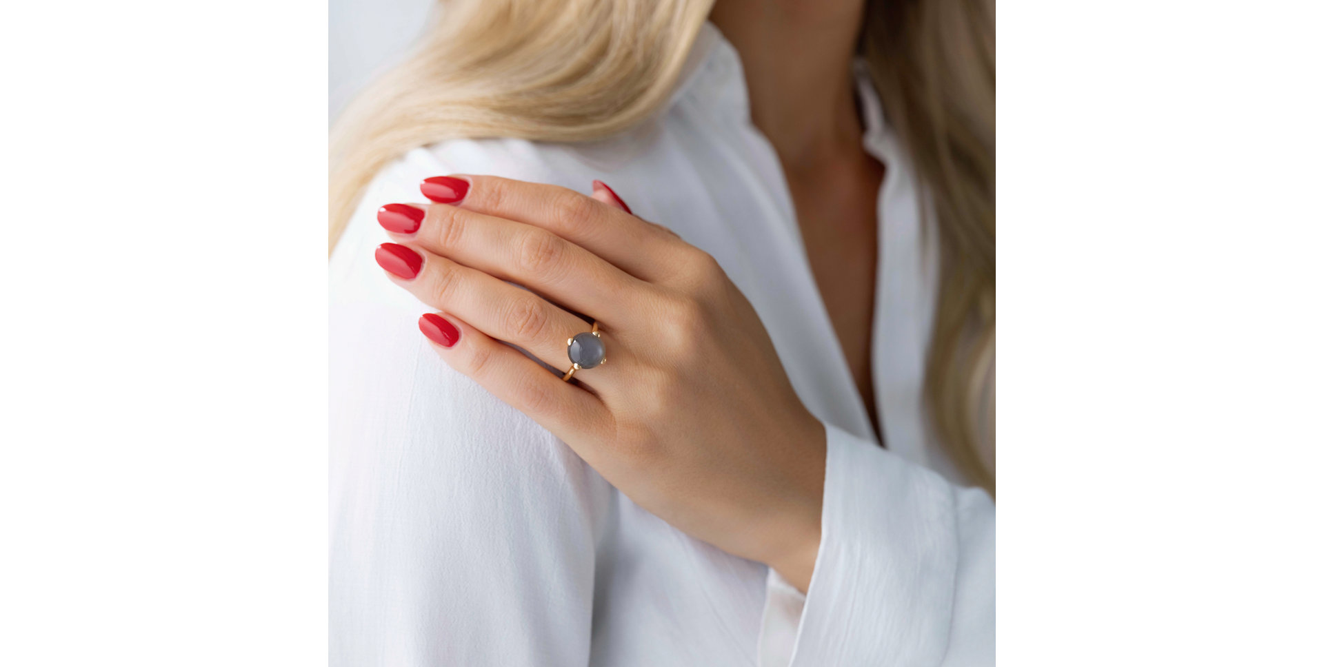 Diamond ring with Moonstone Monarch Sin
