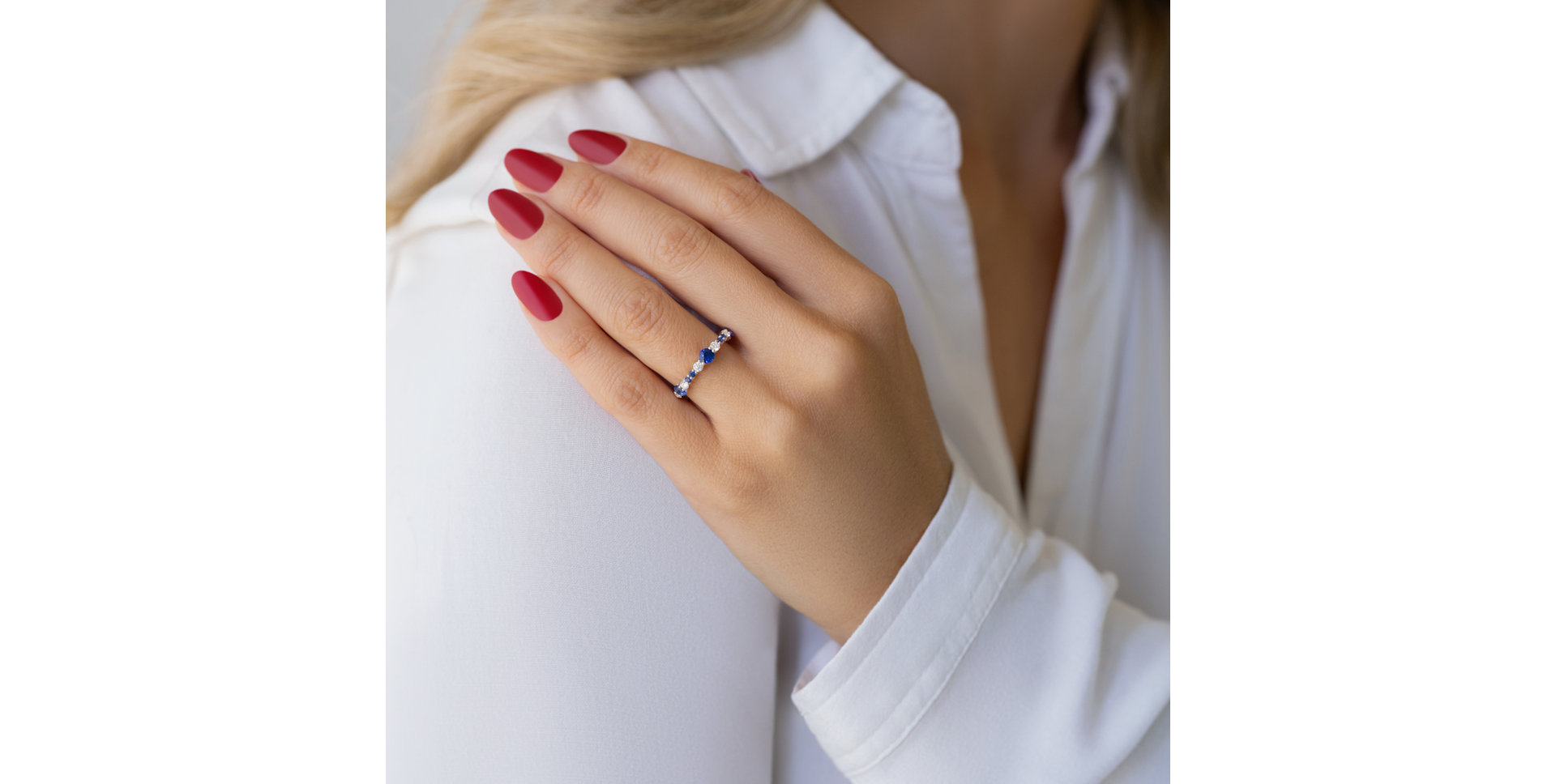 Diamond ring with Sapphire Maya