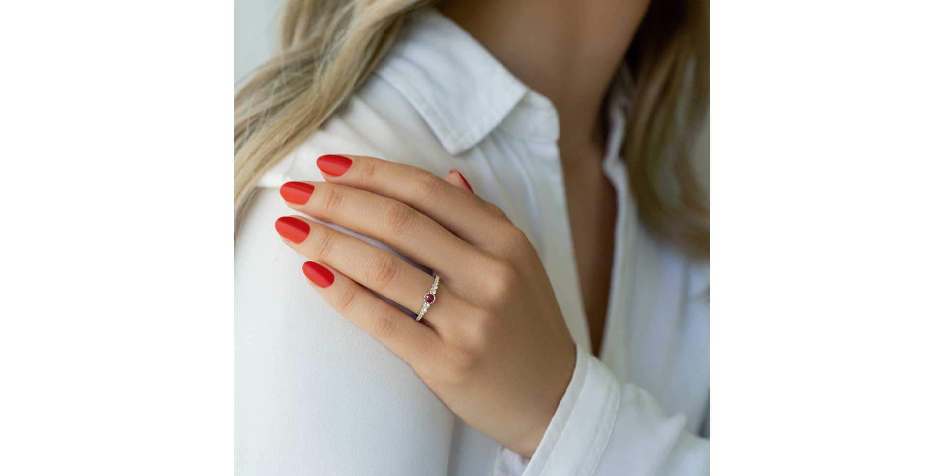 Diamond ring with Ruby Isilme