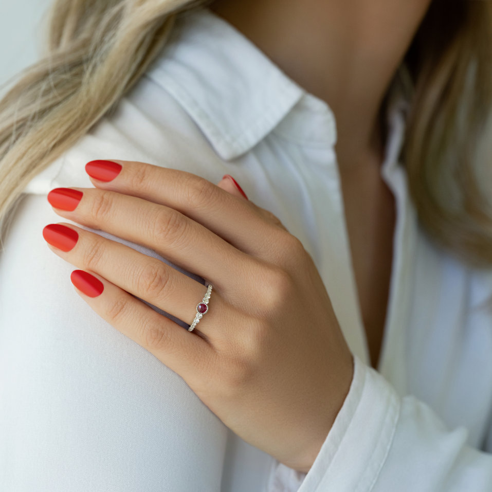 Diamond ring with Ruby Isilme