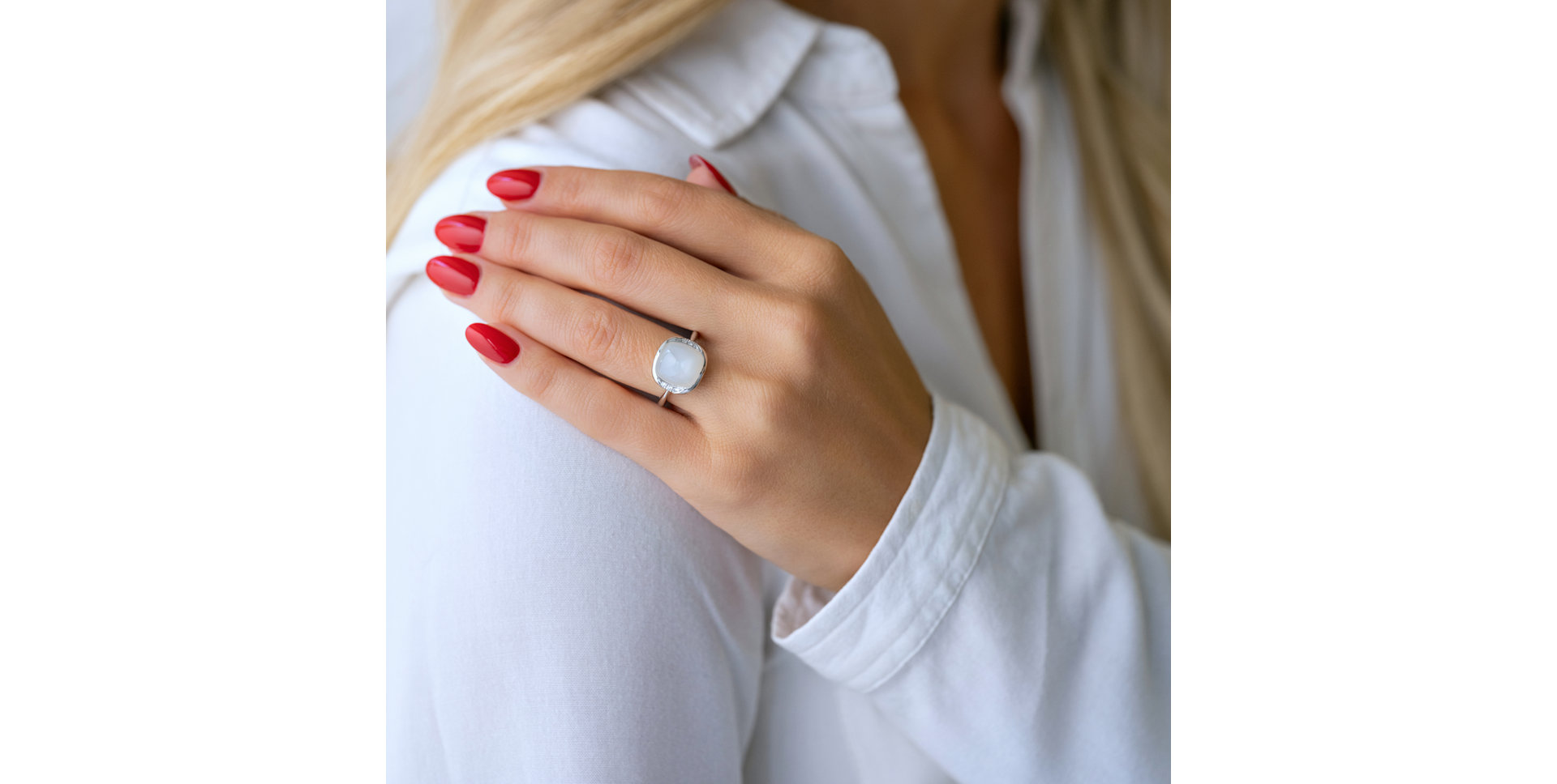 Diamond ring with Moonstone Charmis