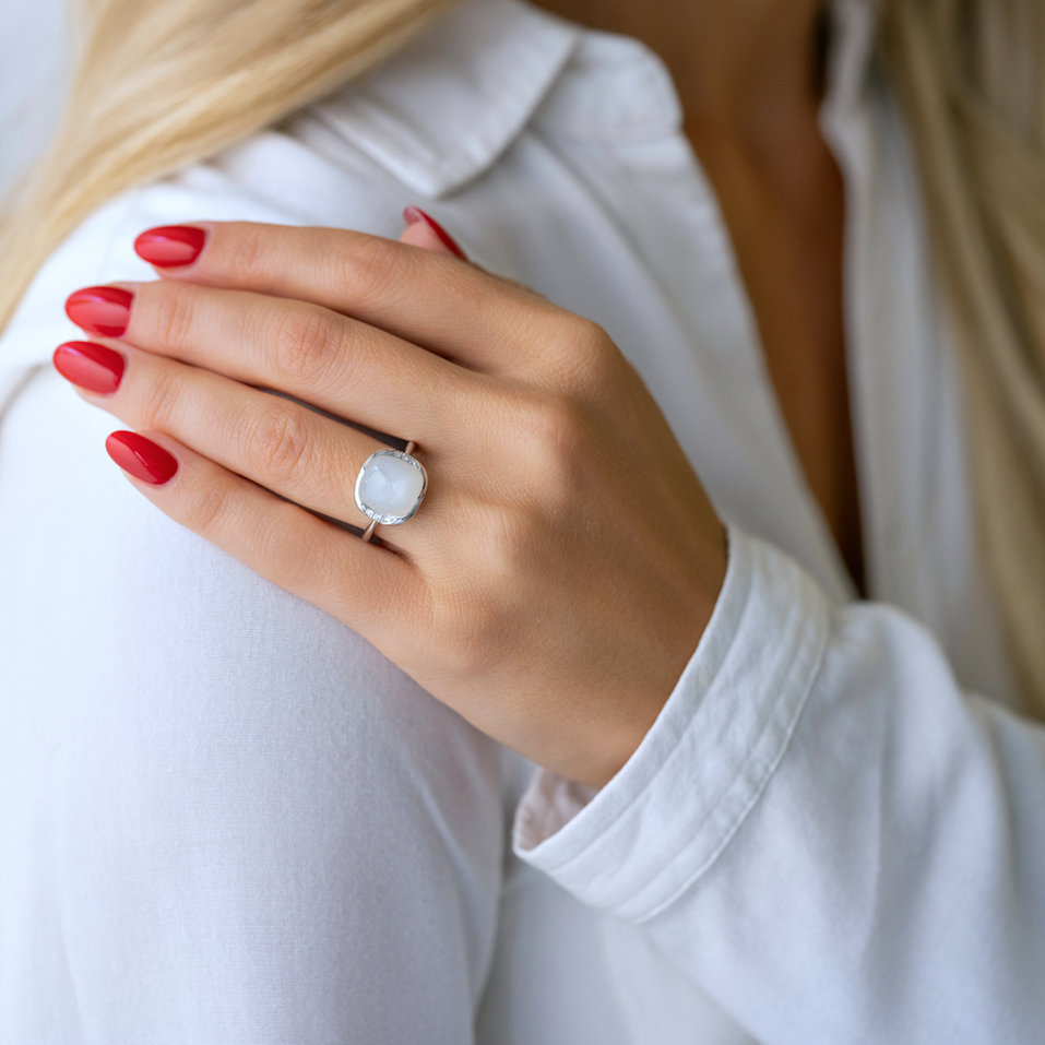 Diamond ring with Moonstone Charmis