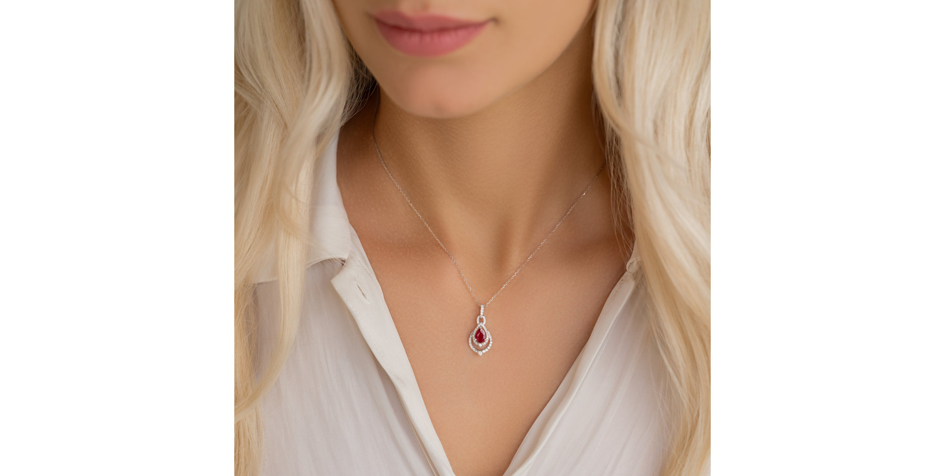 Diamond pendant with Sapphire Her Highness