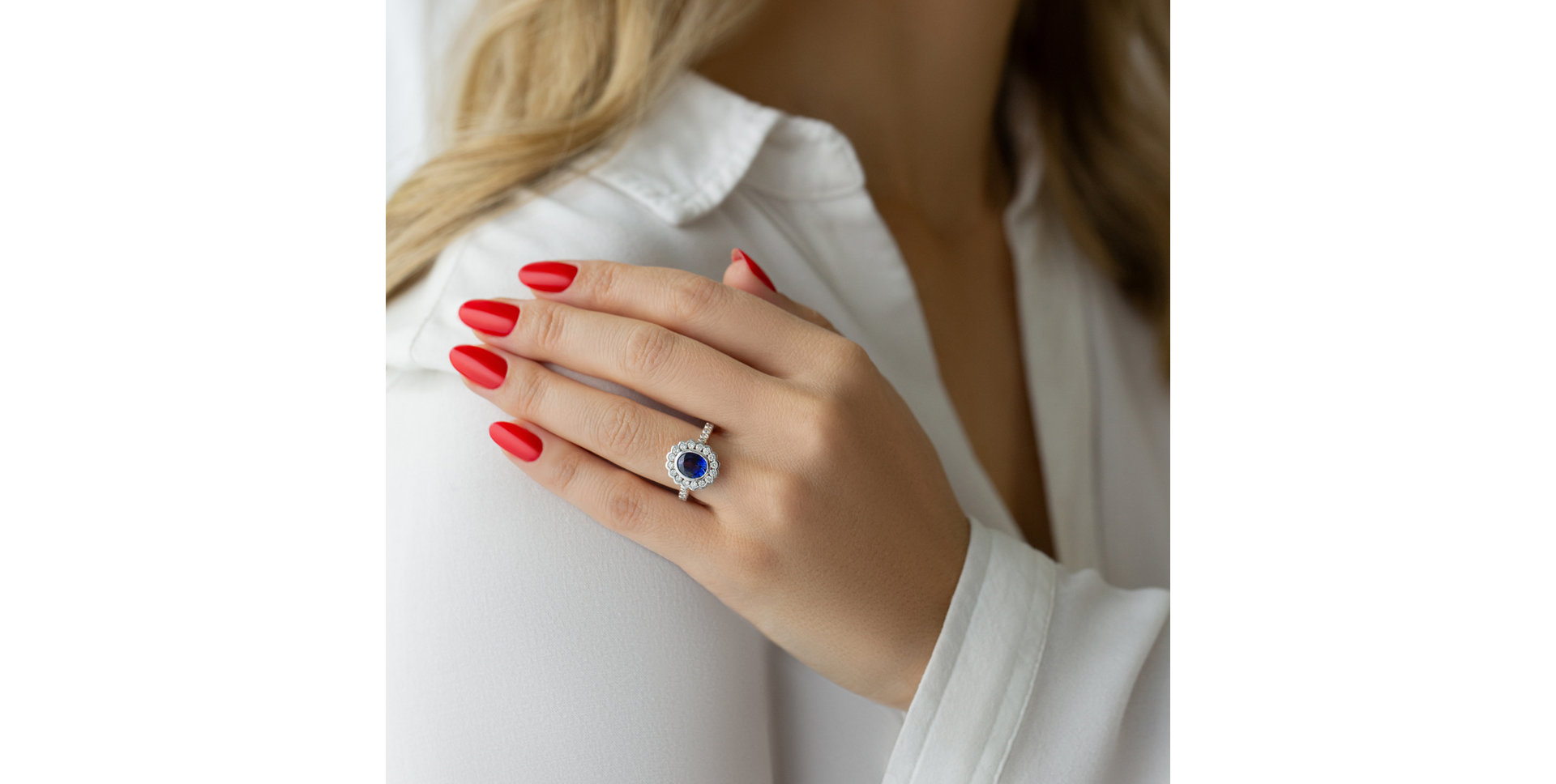 Diamond ring with Sapphire Majesty Muse