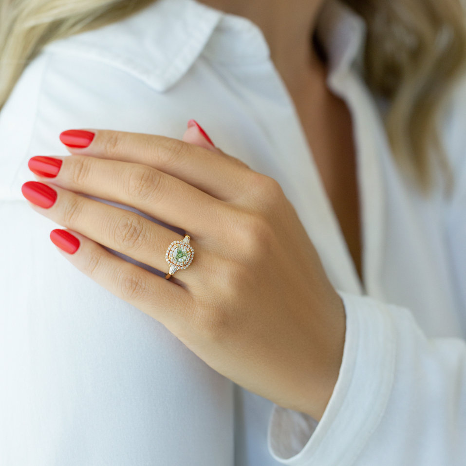Ring with white and green diamonds Fascinating Countess