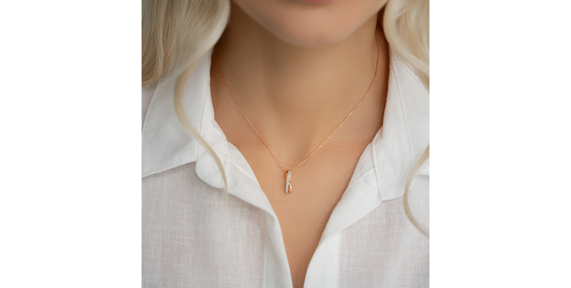 Diamond pendant Elegant Embrace