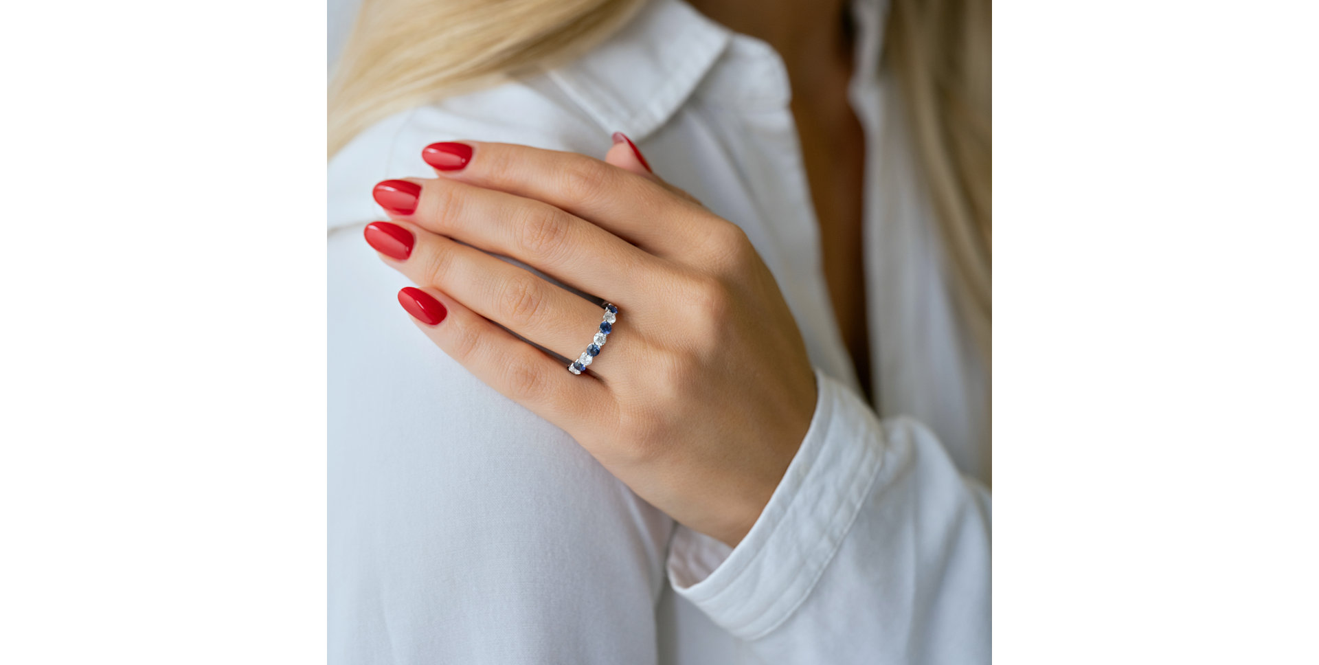 Diamond ring with Sapphire Melanie