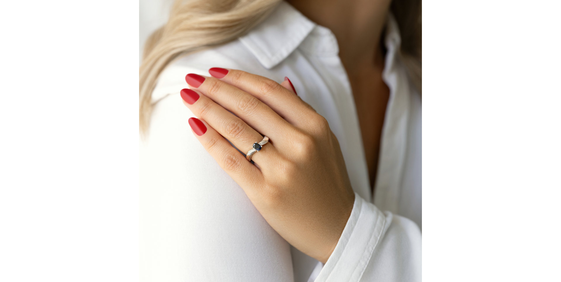 Diamond ring with Sapphire Noelle