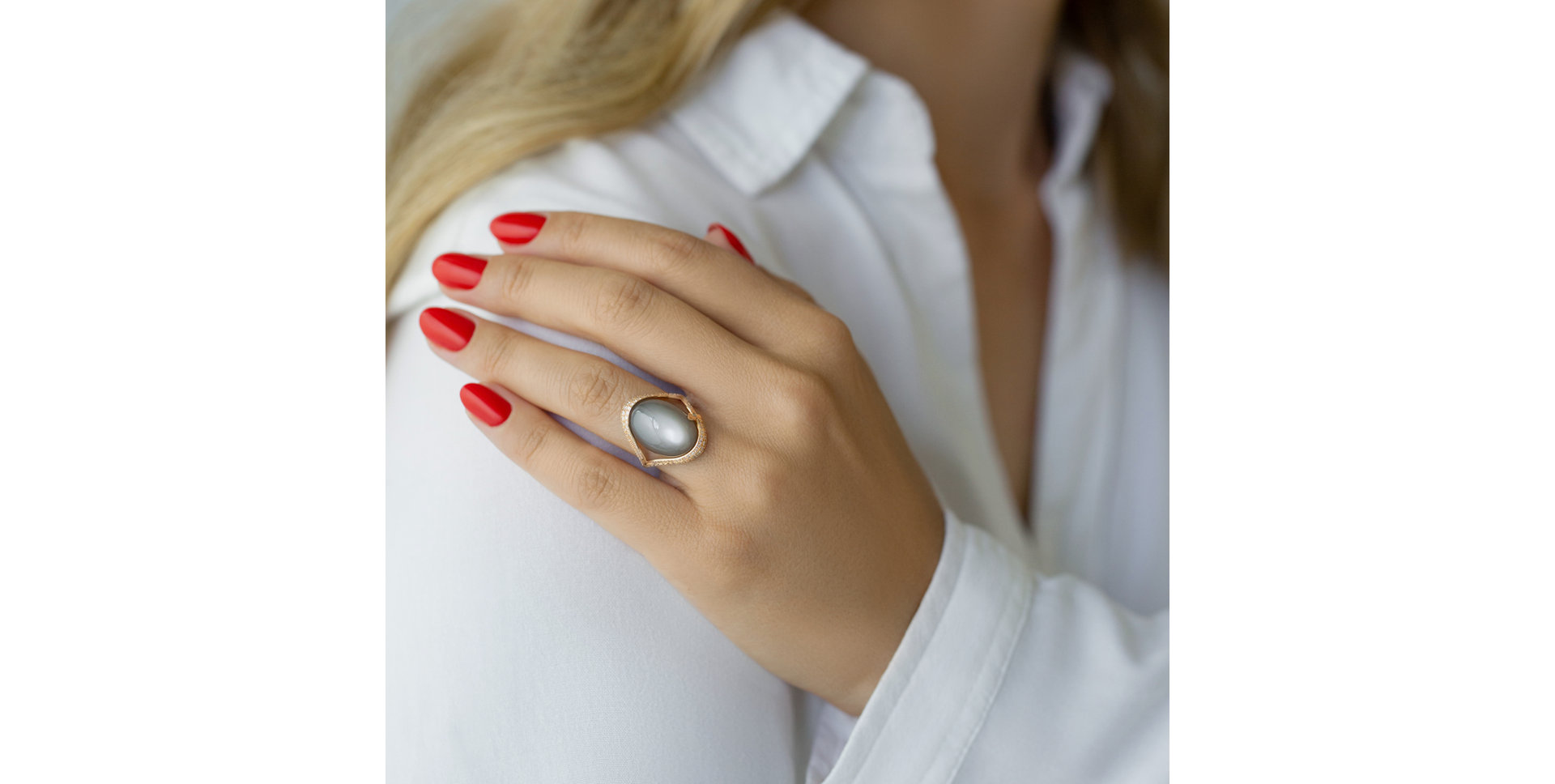 Diamond ring with Moonstone Grey Magical Countess