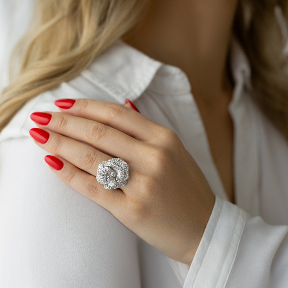 Diamond ring Flowing Flower