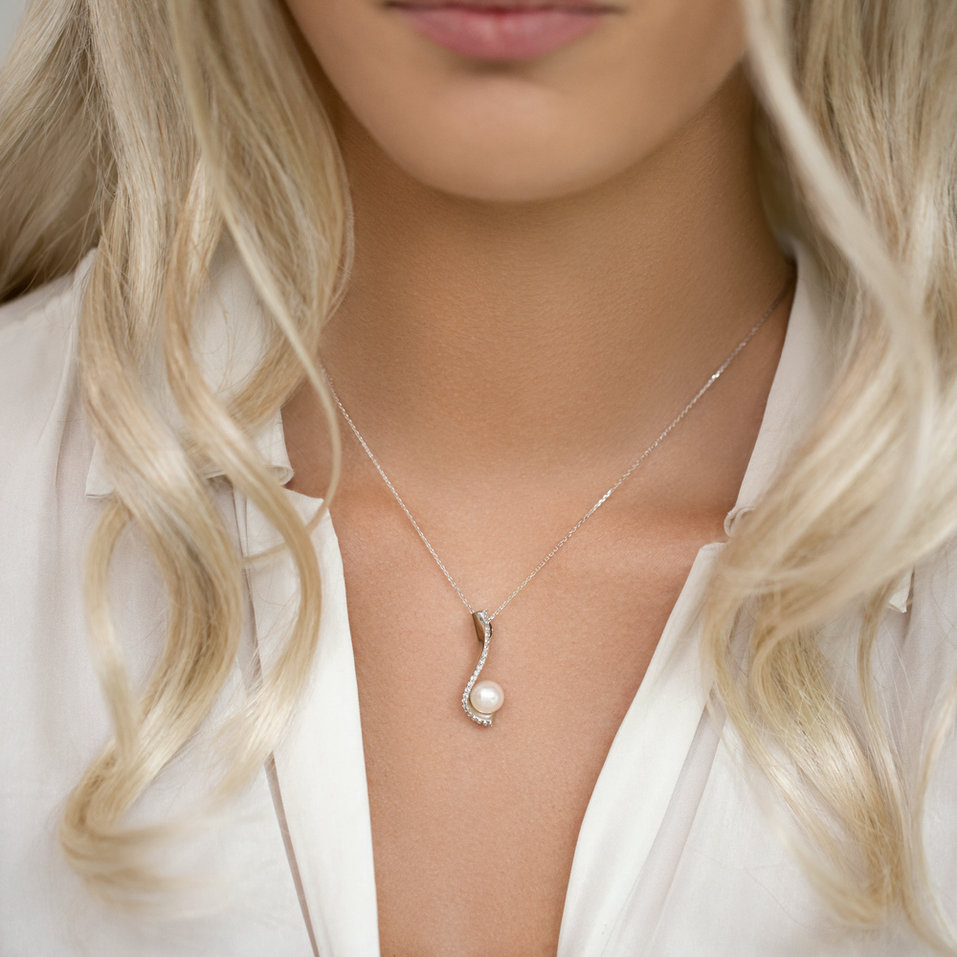 Diamond pendant with Pearl Pearly Passion