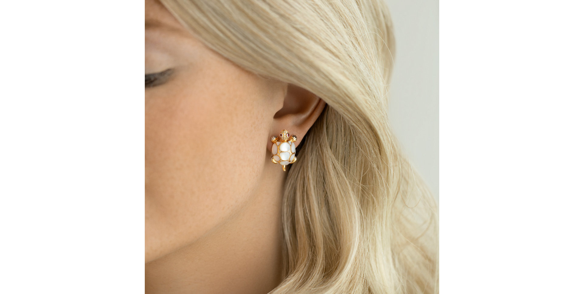 Earrings with brown and white diamonds, Ruby and Mother of Pearl Alluring Turtle