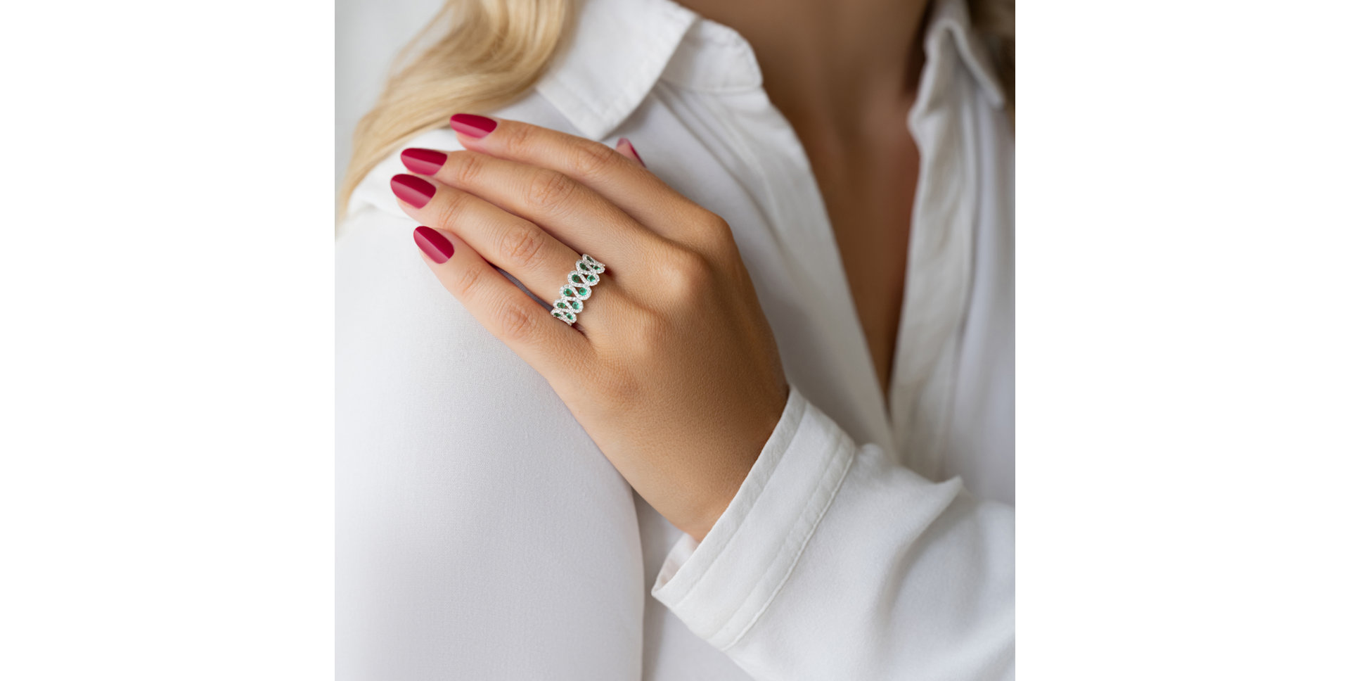 Diamond ring with Emerald Clementine