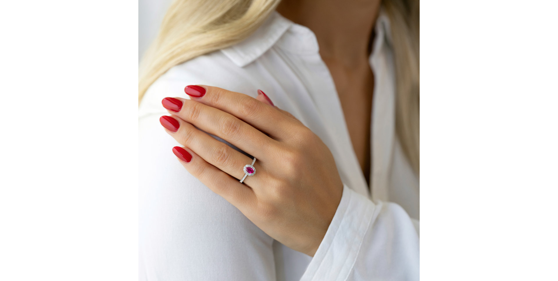 Diamond ring with Ruby Varok