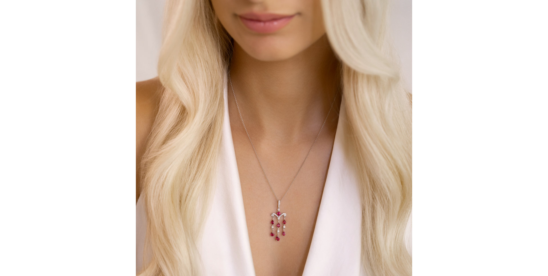 Diamond pendant with Sapphire Manette