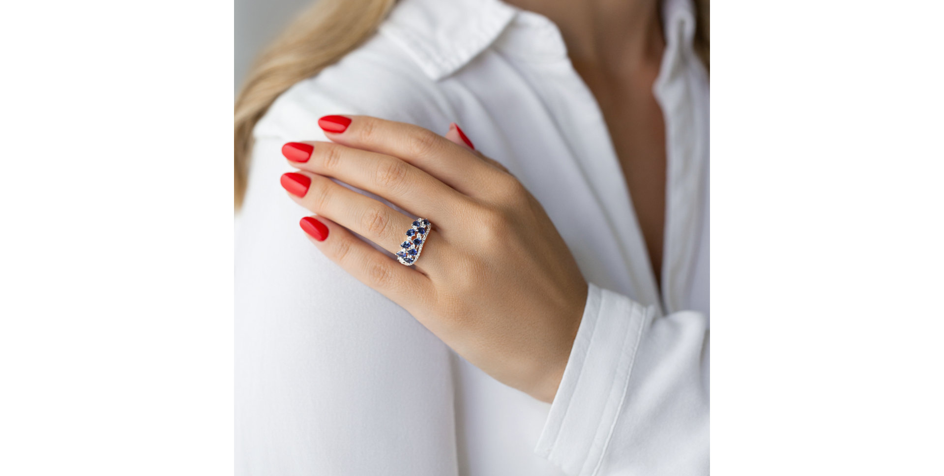 Diamond ring with Sapphire Elaine