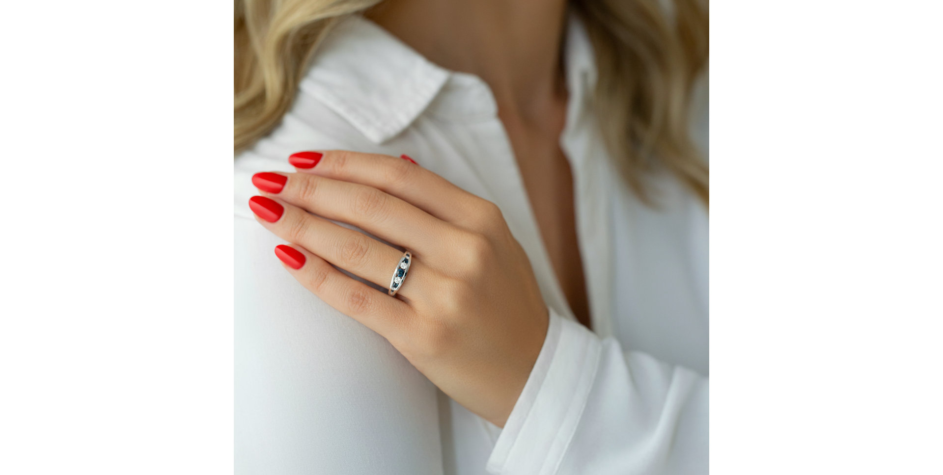 Diamond ring with Sapphire Aiponyth