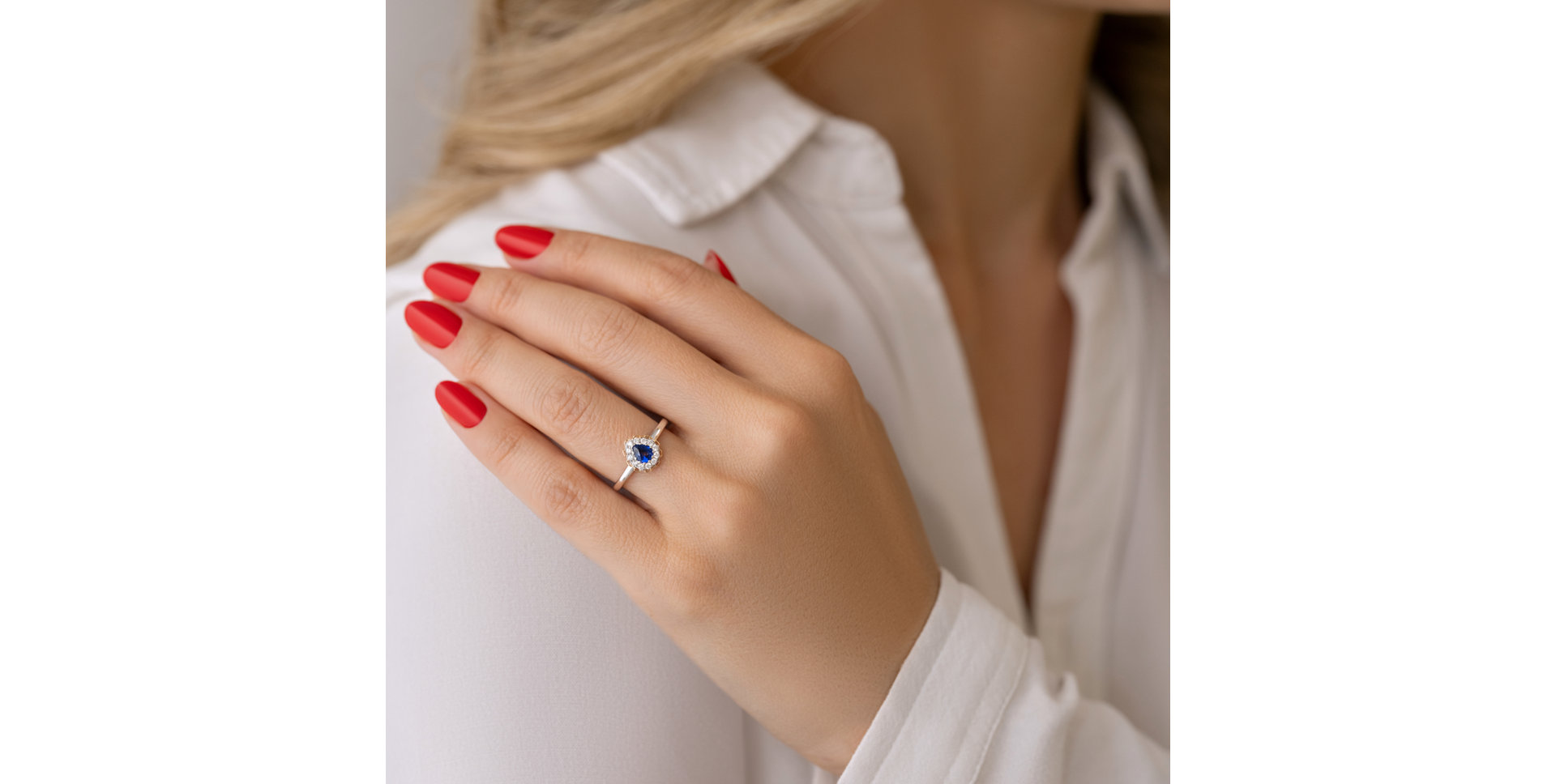 Diamond ring with Sapphire Royal Embrance