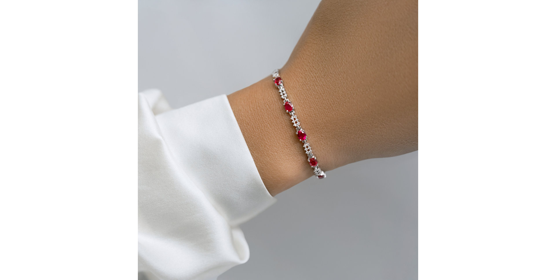 Diamond bracelet with Ruby Artemissio