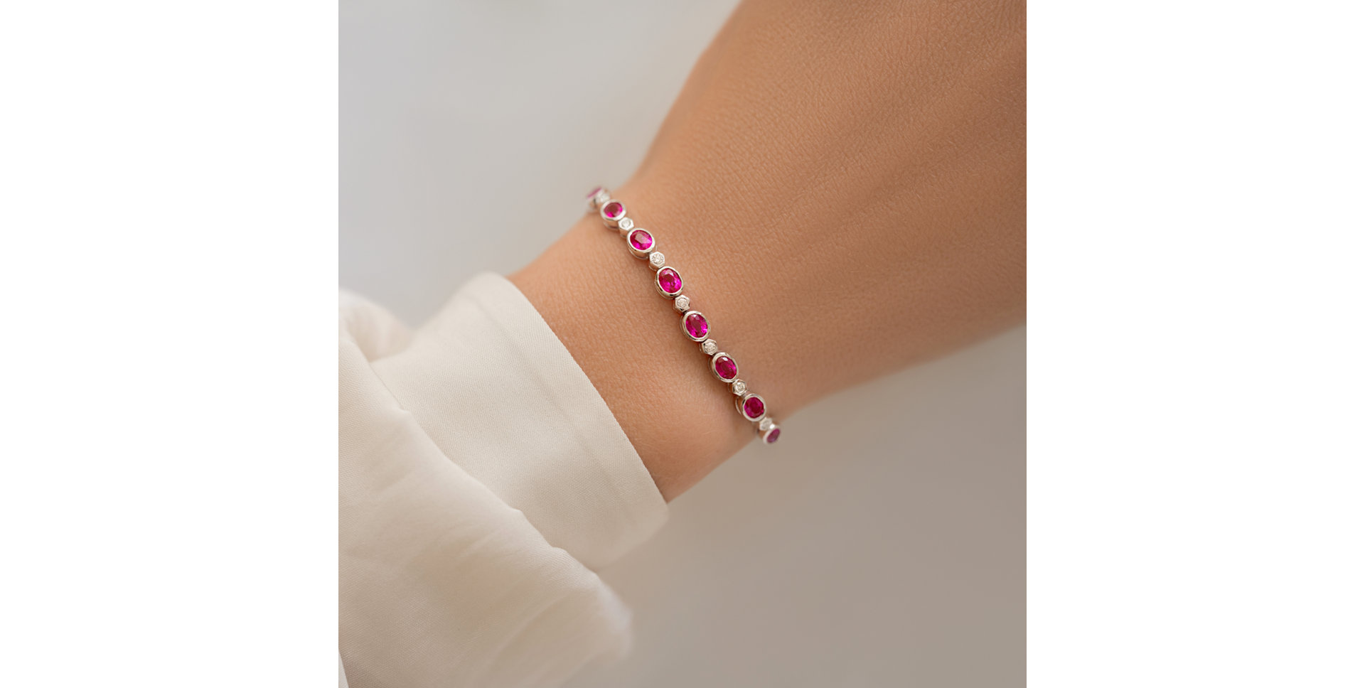 Diamond bracelet with Sapphire Meghan Beauty