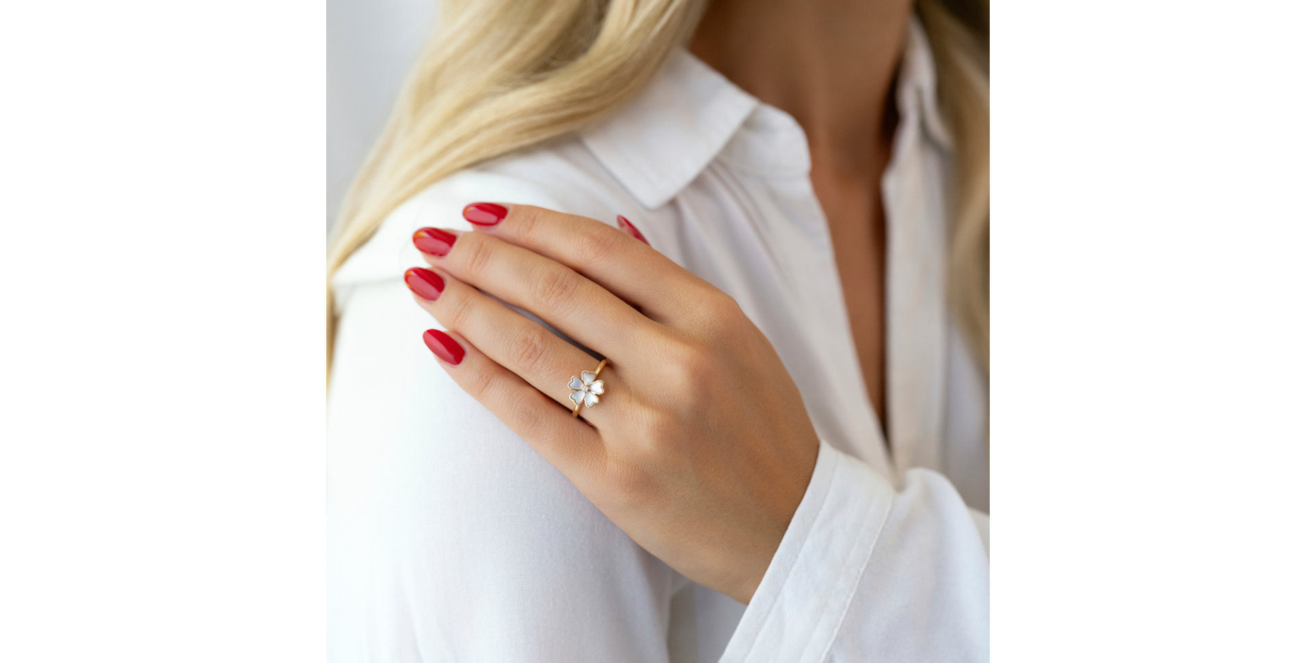 Diamond ring with Pearl Blossoming Meadow