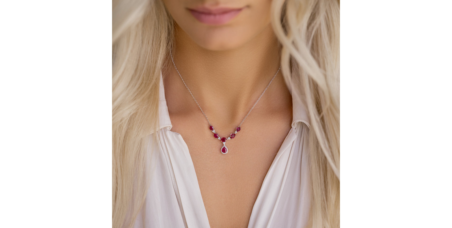 Diamond necklace with Sapphire Royal Treasure