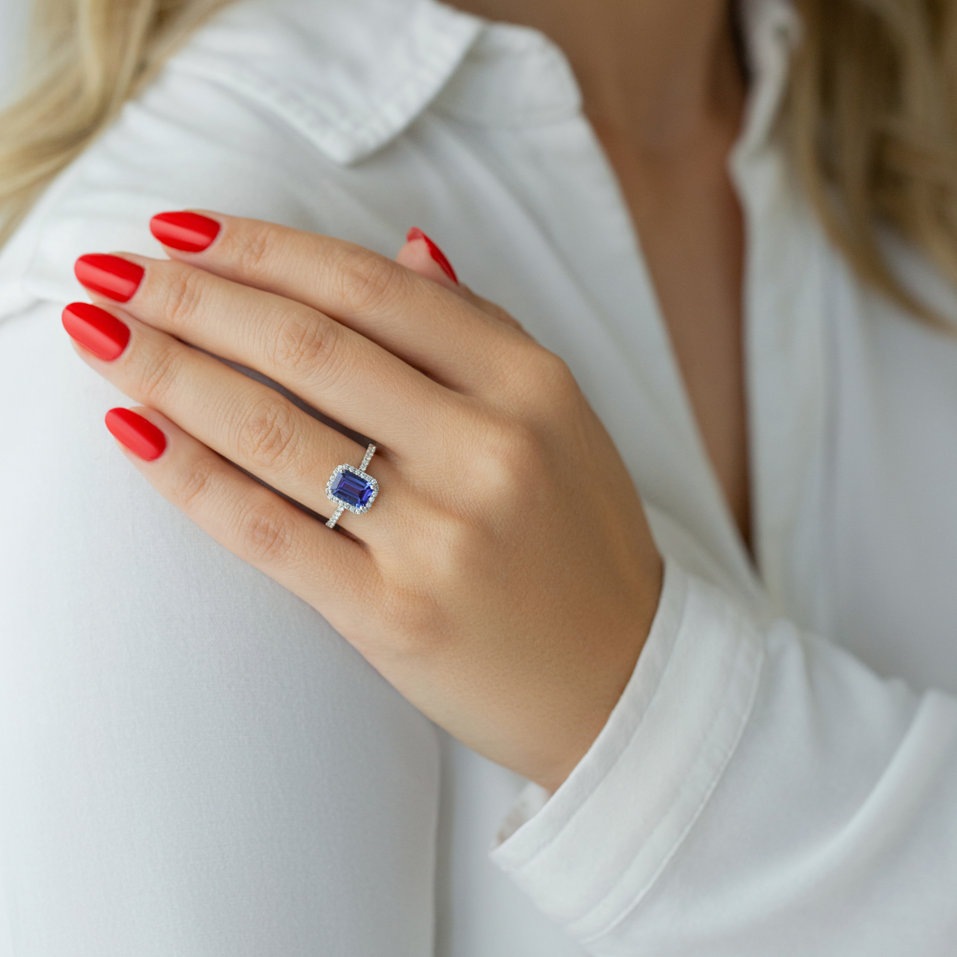 Diamond ring with Tanzanite Diaona