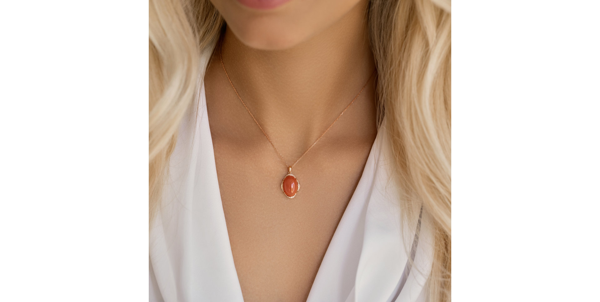 Diamond pendant with Moonstone Supermoon