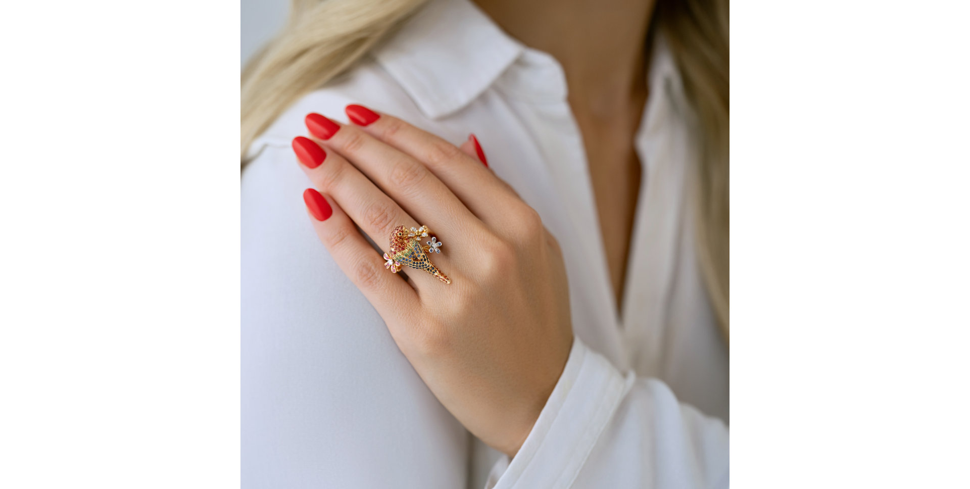 Ring with black and white diamonds, Garnet and Sapphire Alluring Parrot