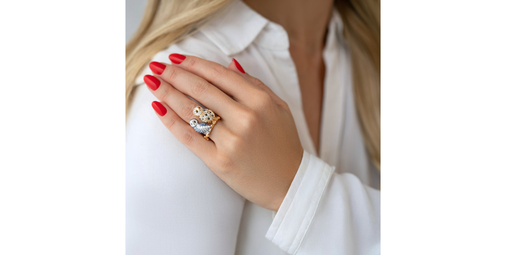 Ring with white, brown and black diamonds and Sapphire Fairytale Owl