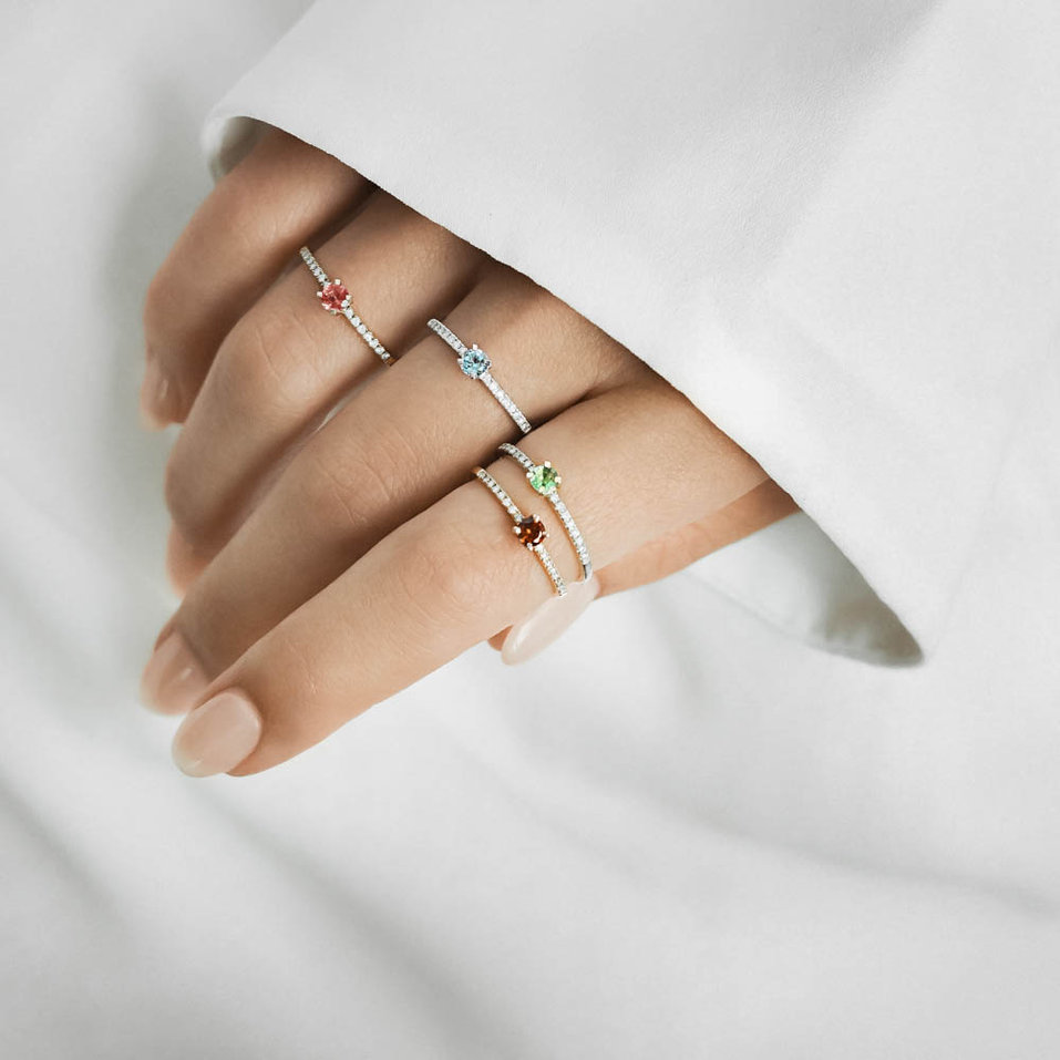 Diamond ring with Emerald Gem Simplicity