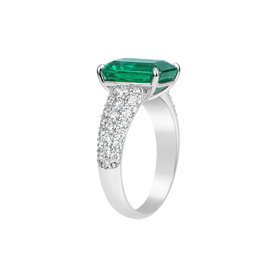 Diamond ring with Emerald Diamond Whisper