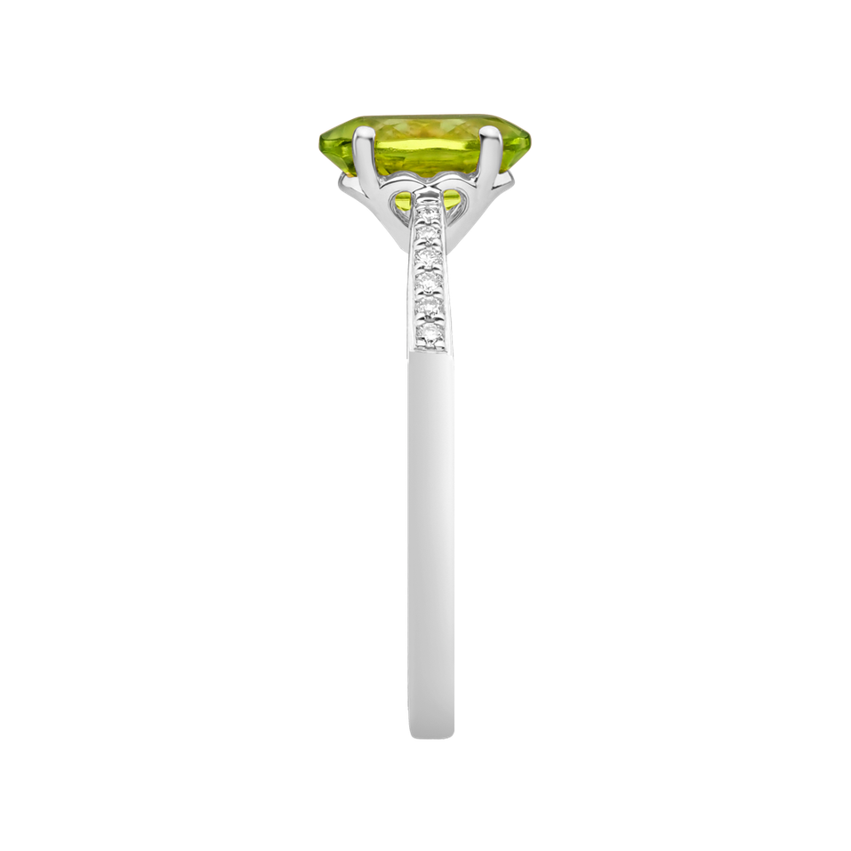 Diamond ring with Peridot Bonbon
