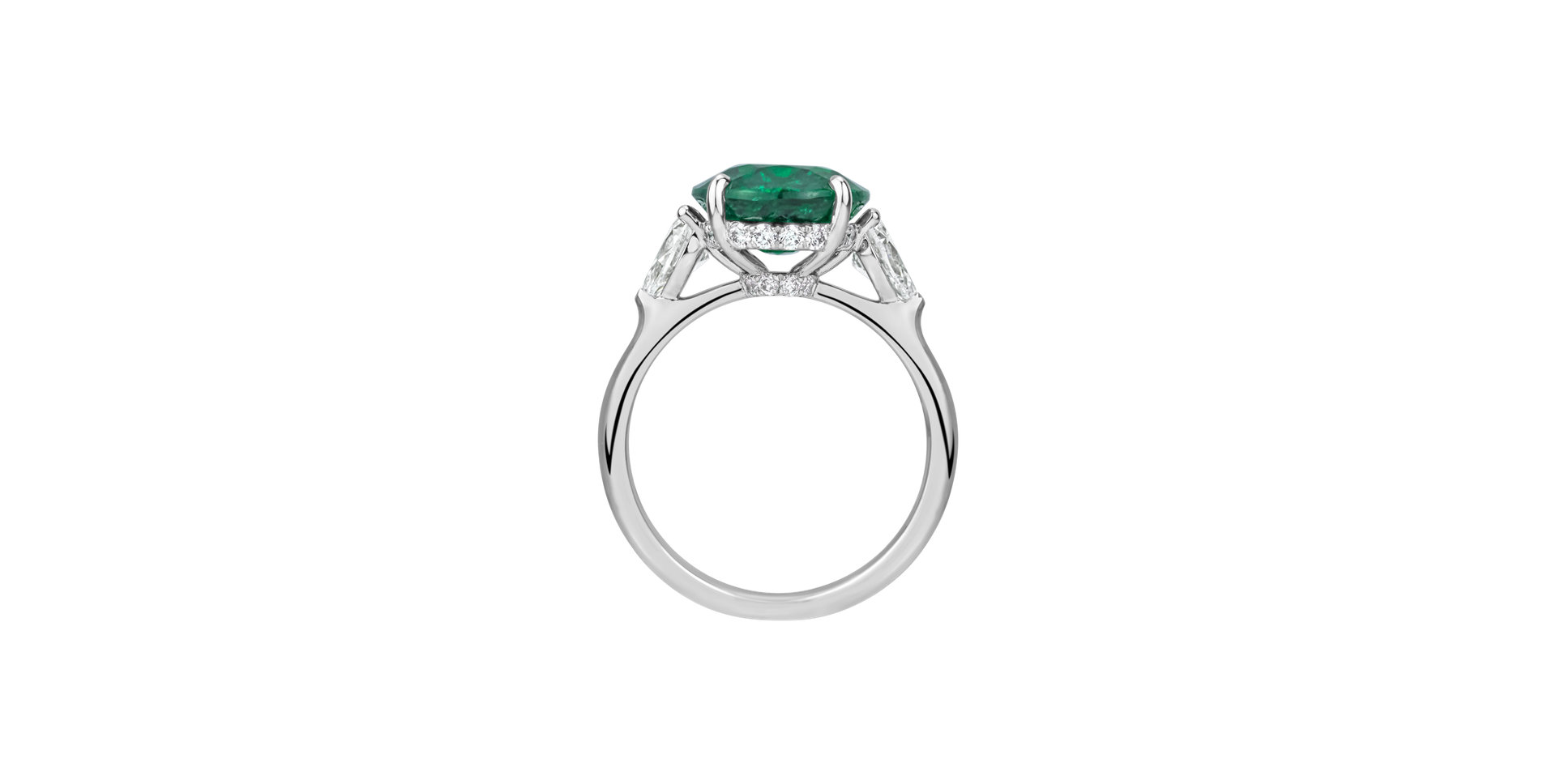 Diamond ring with Emerald Elen