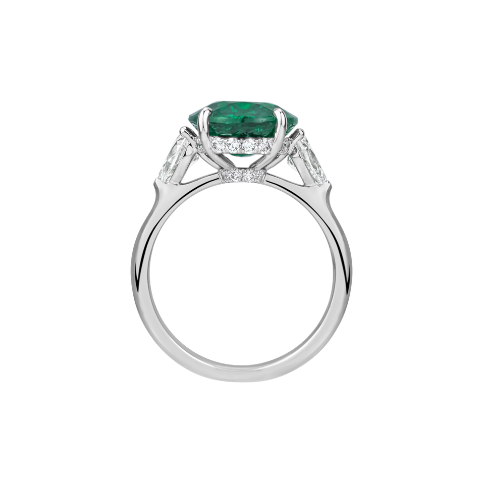 Diamond ring with Emerald Elen