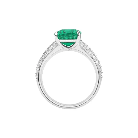 Diamond ring with Emerald Diamond Whisper